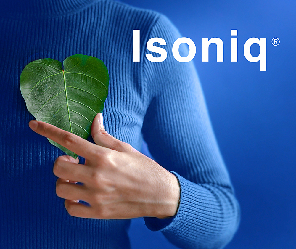 Isoniq-beeld met een hartvormig blad tegen een blauwe achtergrond.