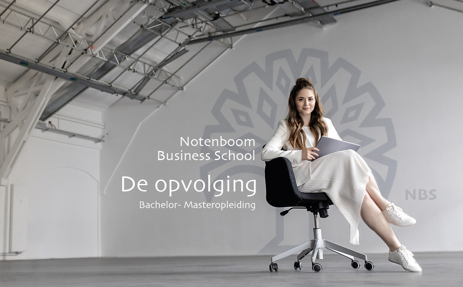 Notenboom Business School-campagne voor De Opvolging met een vrouw op een bureaustoel.