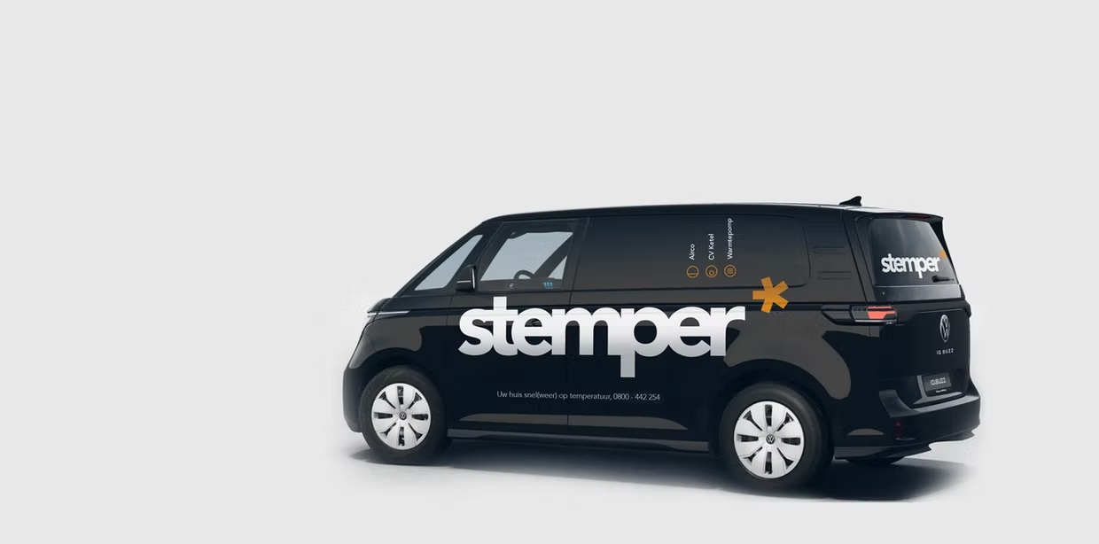 Zwarte Volkswagen met witte Stemper-belettering en een oranje ster.