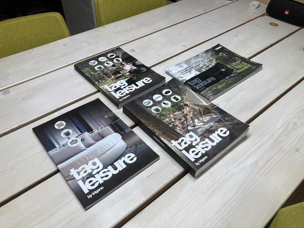 Tag Leisure-publicaties op een houten tafel.